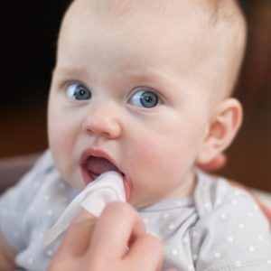 cara bersihkan mulut bayi